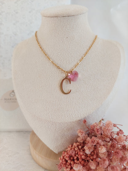 Collier personnalisable en acier inoxydable doré avec deux pendentifs, une initiale C et un coeur en cristal rose