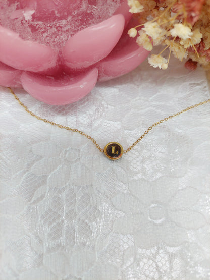 collier souvenir en forme de petit rond et personnalisable avec une initiale au centre