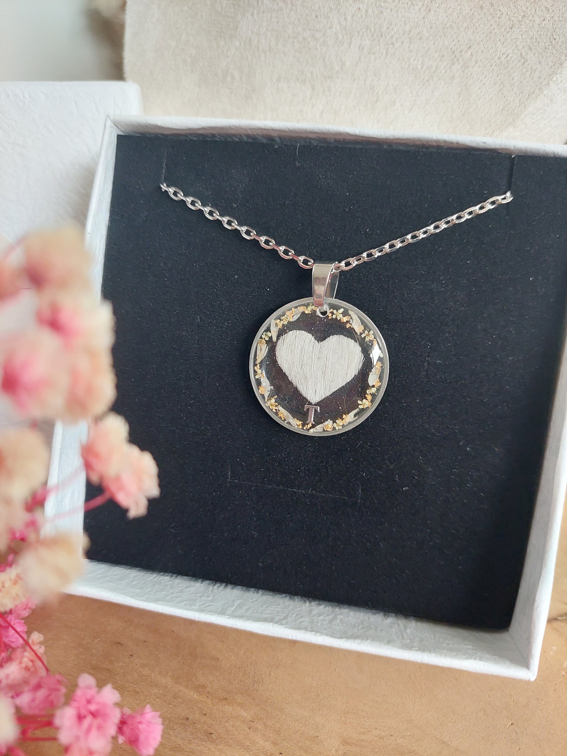 collier pet mémorial avec un coeur en poils blanc et une initiale