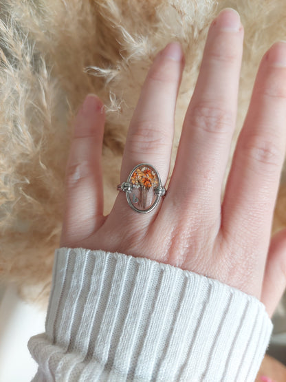 bague souvenir argenté ovale et réglable. cheveux mis à l'intérieur en forme d'arbre de vie et une initiale