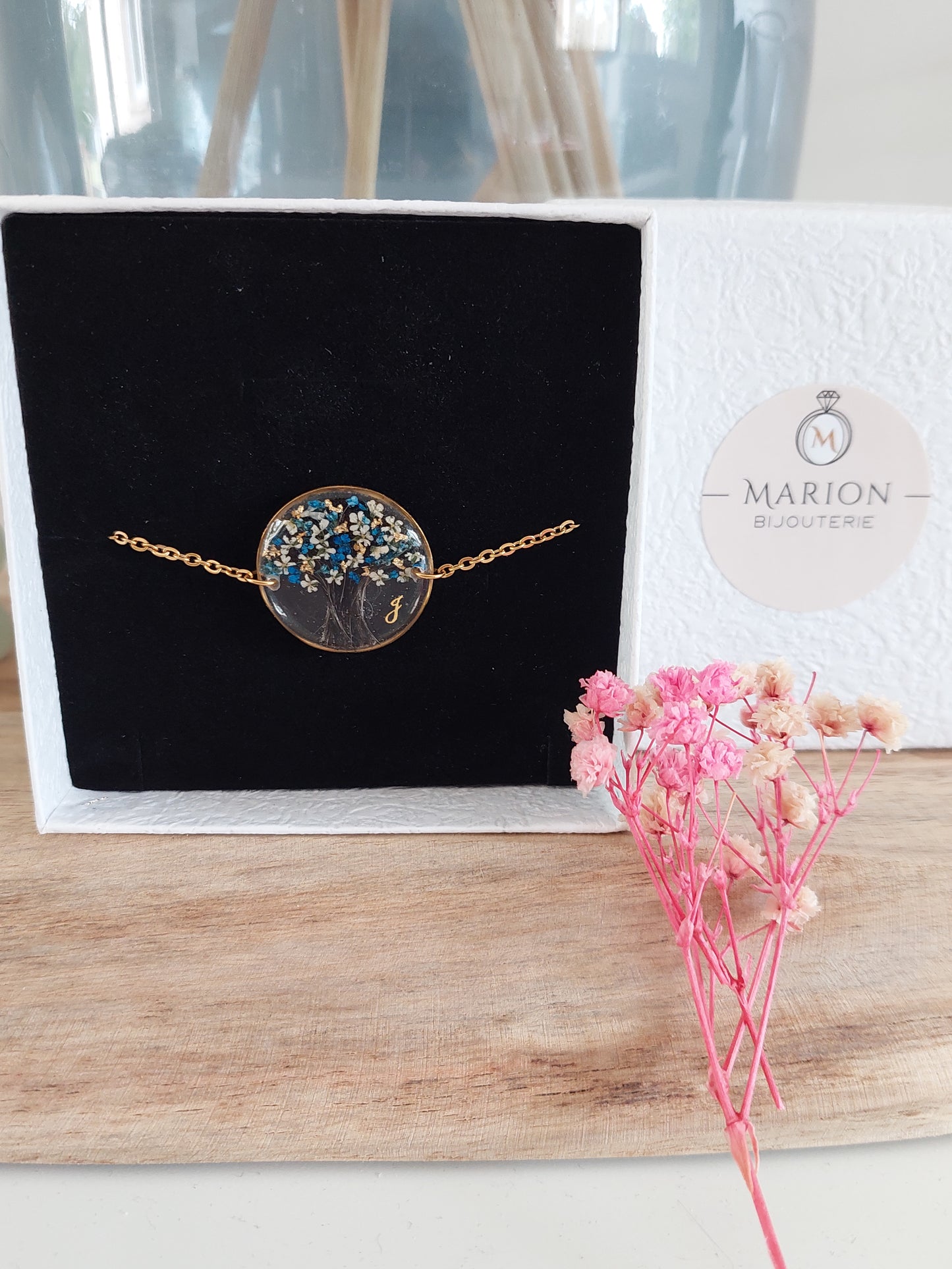 boite cadeau MARION Bijouterie blanche avec un ruban doré contenant un bracelet