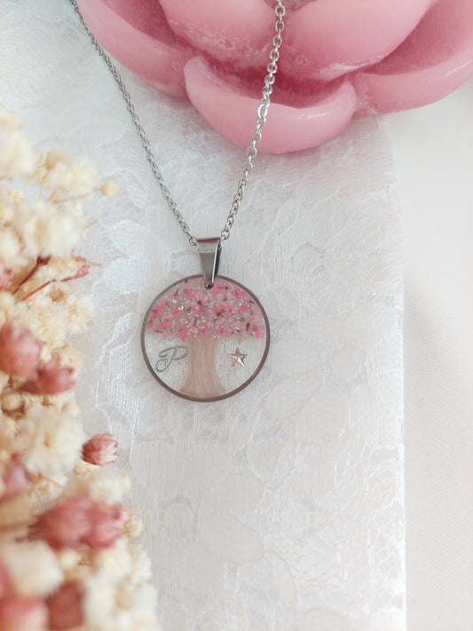 collier souvenir en forme d'arbre de vie avec des fleurs rose et une initiale