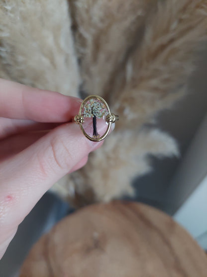 bijou souvenir: bague réglable avec insertion d'une mèche de cheveux en forme d'arbre de vie et de fleurs blanches