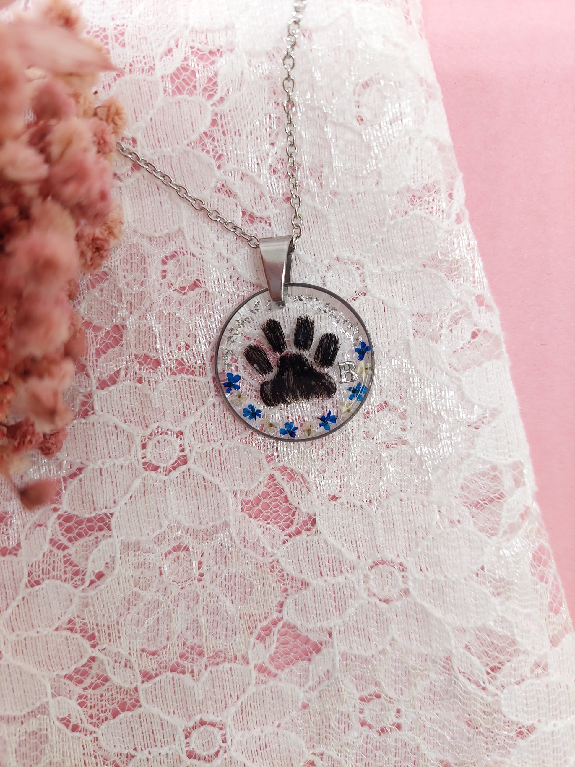 collier pet mémorial en argenté avec une patte de chien ou chat réalisé en poils