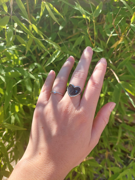 bijoux souvenir: bague en forme de coeur en acier inoxydable argenté avec insertion de cheveux dans le fond de la bague et une initiale