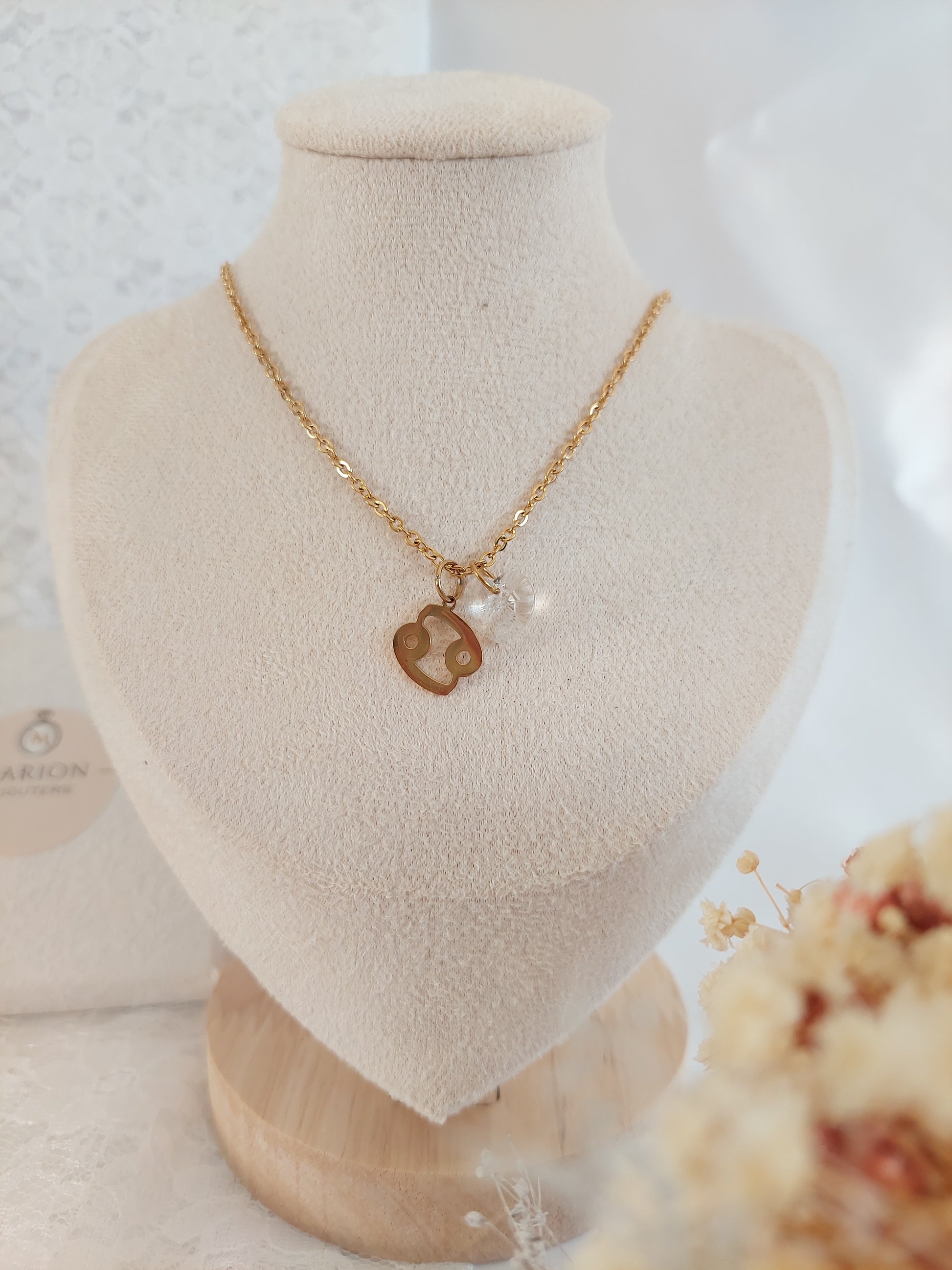 collier personnalisable en acier inoxydable doré avec deux pendentif, un signe du zodiaque Cancer et un coeur en cristal blanc